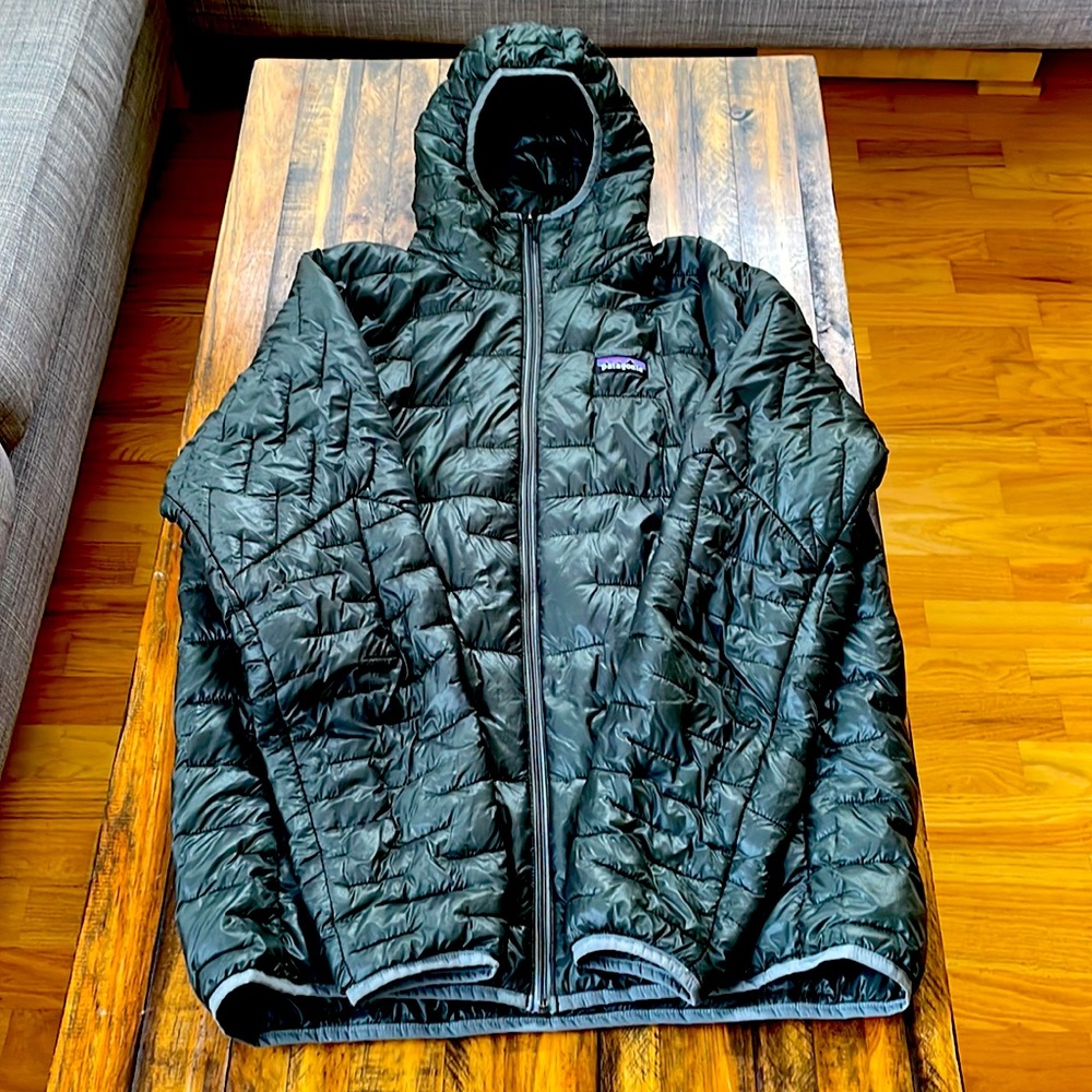 Men’s size L Patagonia lightweight puffer jacket. Dark hunter green. Like new.